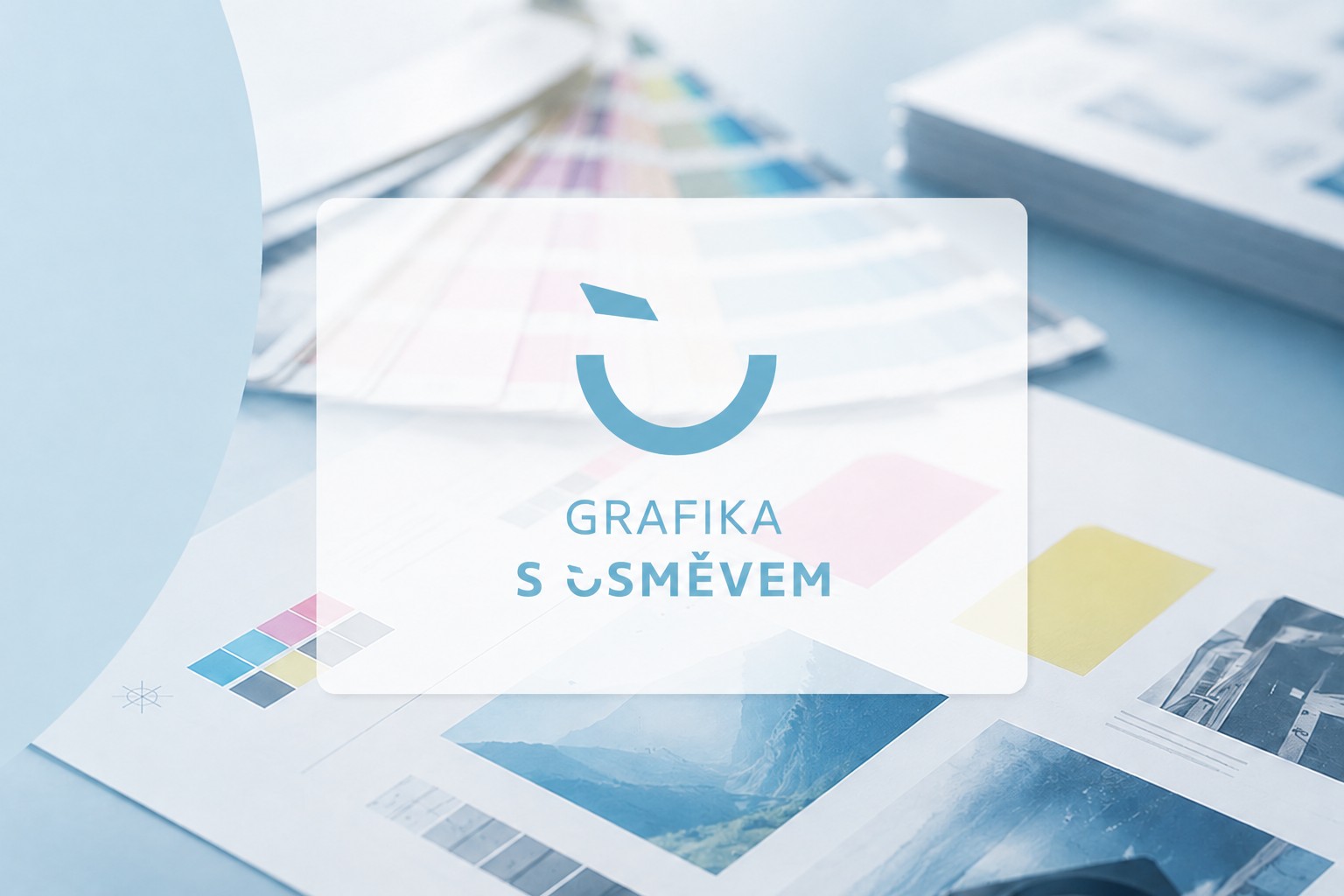 Modré grafické pozadí s překryvem loga a textem GRAFIKA S ÚSMĚVEM nad abstraktními návrhy.