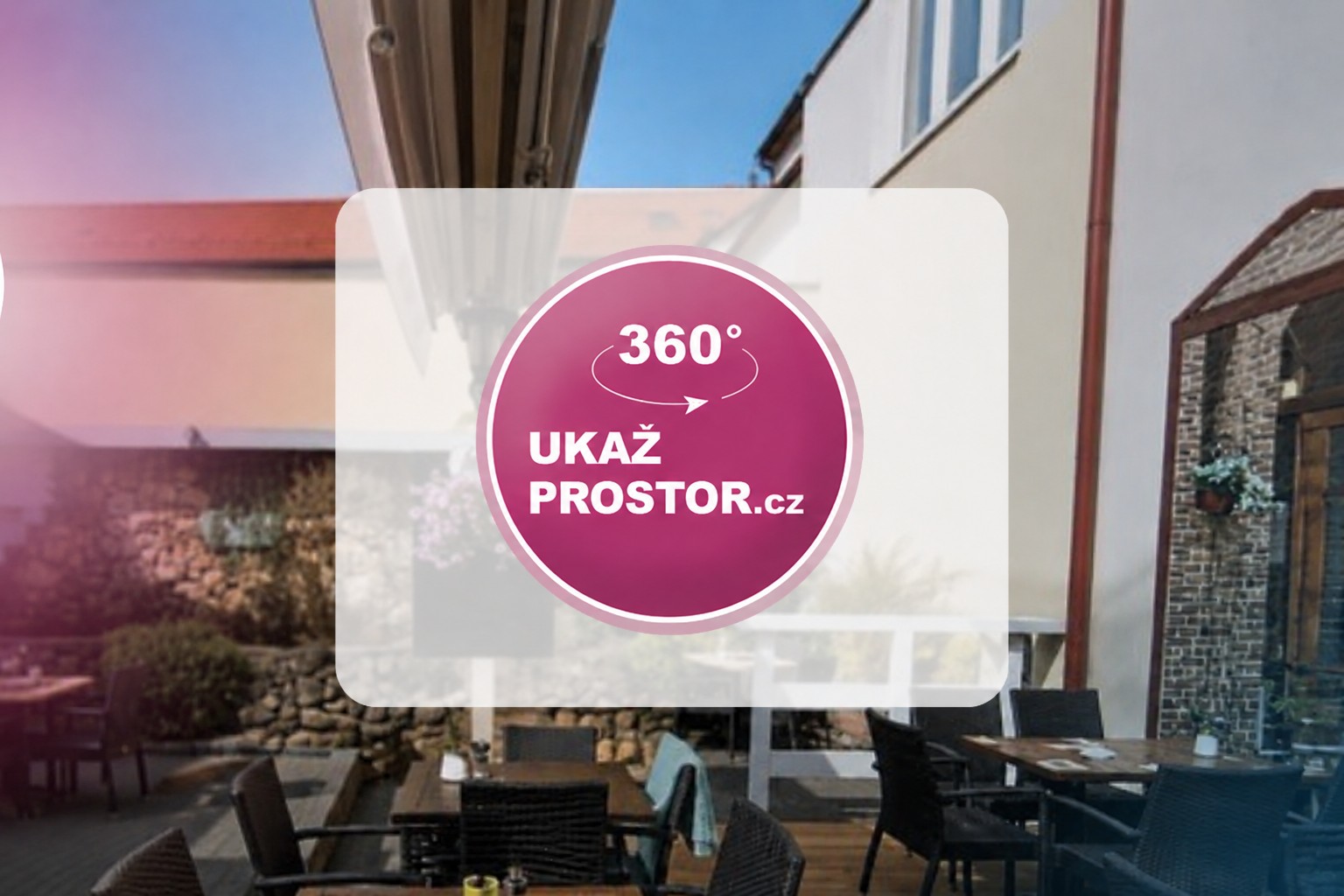 Terasa s nábytkem a domem, přes obrazovku logo „UKAŽ PROSTOR.cz“ s ikonou 360°